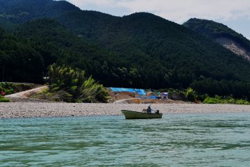 Along the route there are several small beaches, islands and waterfalls