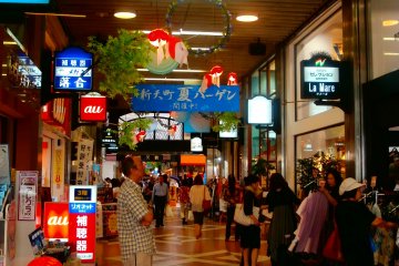 <p>Inside the arcade&nbsp;you can&nbsp;see a drug store, a clothing store, a phone shop, and more in just one photo</p>