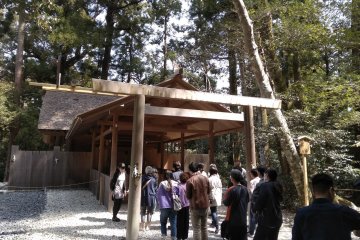 Queue to pray at Geku 