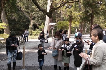 Raising the stone at Geku