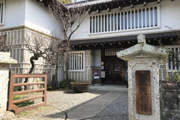 The building which was completed in 1936 is called the old wing. The old wing, which is wooden and two-story, was designed led by Soetsu Yanagi. Both its exterior and each exhibition room have Japanese style and are adopted Western-style here and there, too. The old wing and the stone wall along the street were designated as Registered Tangible Cultural Property of Japan in 1999.