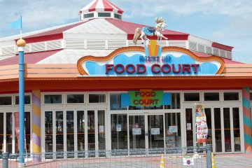 Family-friendly amusement center