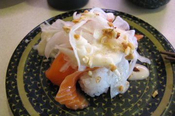 Salmon & sauce sushi