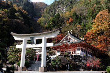 Meotogi Shrine Himenomiya in the village