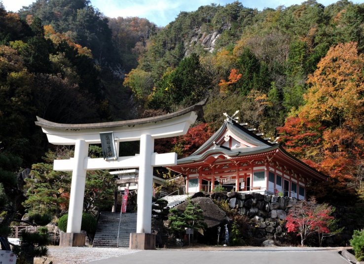 Meotogi Shrine Himenomiya in the village