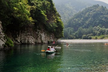 We received basic instructions before using the kayaks.
