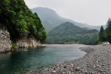 This area of the river, because of its low water level and slow-flowing stream, is perfect for beginners.