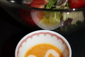La vinaigrette est décorée d'un motif représentant le Lapin Blanc et elle est presque trop mignonne pour être versée sur la salade !  