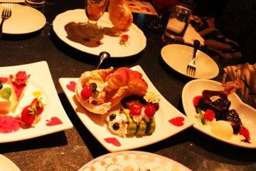 Les desserts sont mignons, féminins et tous sur le thème d'Alice au Pays des Merveilles. Mieux encore, ils sont délicieux !