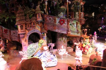"Believe" is a live performance that celebrates love, kindness and friendship! Watch Hello Kitty, Pochacco, Little Twin Stars and friends dance and sing.