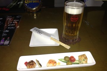 <p>A plate of appetizers accompanies a first drink</p>
