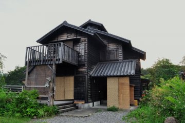 The guesthouse has four rooms. The charge is 6,500 yen per person per night.
