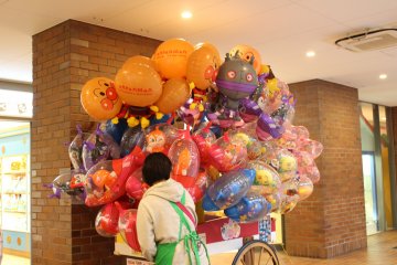 Ada balon berwarna-warni