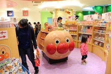 Anak-anak dapat bermain dengan mainan yang ada di toko!