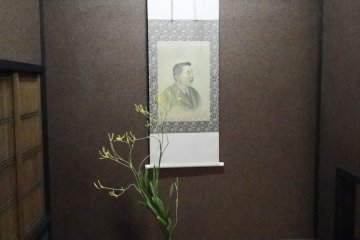 A scroll with Hearn's portrait sits in the home's tokonoma (alcove)
