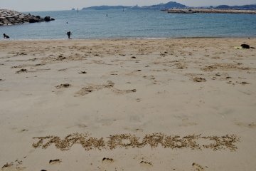 Despite being an urban beach, the sand and the water remain quite clean.