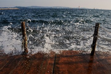 Tanabe Ogigahama is considered to be a "tsunami hazard area" but, under normal circumstances, the sea is calm.