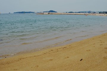 The beach counts with a skate park, a refreshment stall, toilets and changing rooms.