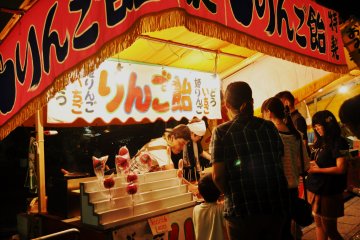 During the evening various stalls are placed around the Tokei Jinja shrine area. Most of them offer food and drinks.