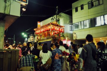 A Kasahoko allegorical carriage is displayed outside the shrine.