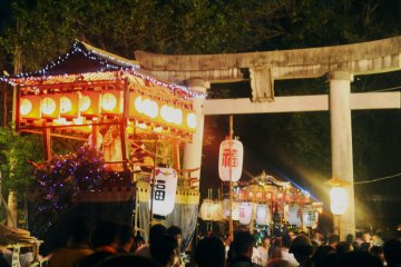 The peak of the festival is the moment when the carriages pass through the sacred gate and into the shrine area.