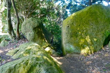 Very narrow path between the rocks
