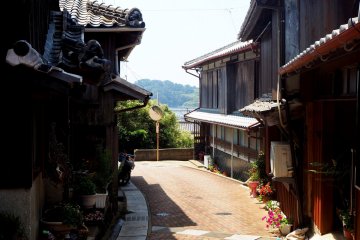 The old town is magical. I love how the sea is peeking out from the background everywhere you go.