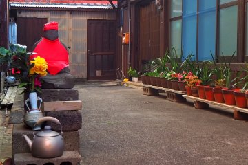 Alleys were dotted with Jizo statues. You can see that locals care for them a lot.