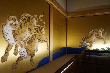 Tigers and leopards are two animals familiar to the first rooms of the palace. What's unique is that the artists had actually never seen any of the animals, and did their job only based on people's verbal descriptions and the animals' skins brought from across Asia.