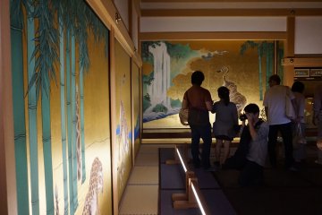 The doors and walls inside Honmaru Goten are decorated with lavish paintings of animals, birds, plants, and seasons. These works of arts are created by skillful Japanese artists only.