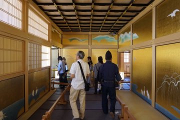 The front rooms of the palace are built as the waiting rooms for officials and imperial guests based on their ranks. The higher their social status, the closer they will be placed to the shogun's main room.