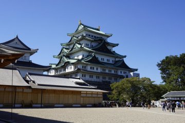 Stepping out of the palace building and you will be greeted by the main keep!