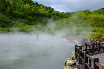 주변 산책로는 울타리가 쳐져 있어 호수나 주변 산의 장관을 볼 수 있다