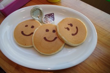 Back to the basics, pancake served with butter, maple syrup and again, smiles! This is the best dish to taste the flavour of the pancakes. The pancake mixture is made with their secret recipe. Every piece is freshly pan-fried to order.