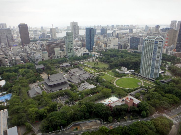Bird's eye view of Shiba Park. The tomb is located beneath the little grove to the left of Prince Park Tower on the right.