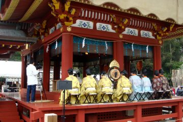<p>The Shinto priest read out&nbsp;tanka&nbsp;poems with unique tones here at Mai-den in March</p>