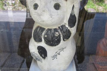 An old maneki neko