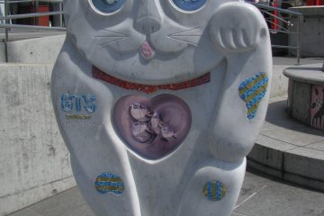A maneki neko statue in Asakusa