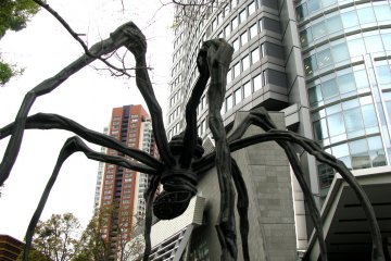 'Maman' - a recreation of the sculpture by American artist Louise Bourgeois, Roppongi Hills, Tokyo