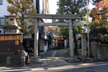 Entrance to the shrine from the street