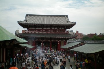 <p>Kuil Sensoji gerbang depan tampak belakang</p>