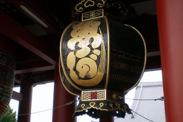 <p>Lentera hitam&nbsp;Kuil Sensoji&nbsp;</p>