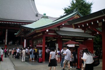 <p>Kios mikuji Kuil Sensoji&nbsp;</p>