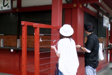 <p>Kios mikuji Kuil Sensoji, dimana Anda dapat mengamankan keberuntungan Anda</p>