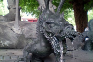 <p>Omizuya kuil Sensoji, dengan kepala naga fotogeniknya</p>
