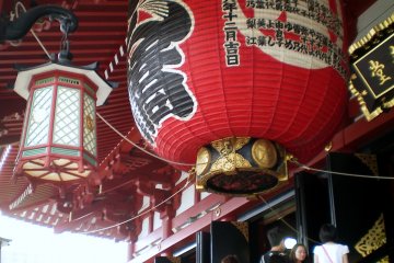 <p>Kuil Sensoji tampak samping, dengan lentera merah yang mengesankan</p>