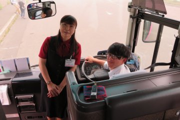 Saori Nagashima (guide) and Keita Takayama (driver)
