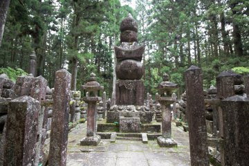 Stone statues at Okuno-in