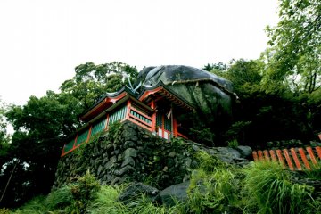 Kamikura-jinja Shrine and Gotobiki-iwa Rock