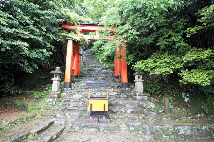 Start of the stone steps leading to Kamikura-jinja Shrine Shrine